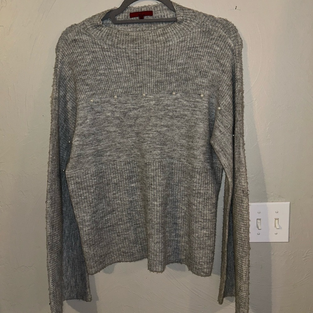 Gray sweater with pearl detail and cute sleeve